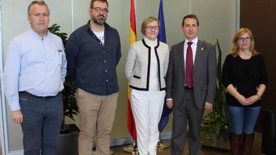 Salvador recibió al alcalde y representantes vecinales.