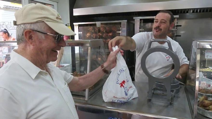 El asador Pollos San Juan reparte comida casera en las playas de Málaga