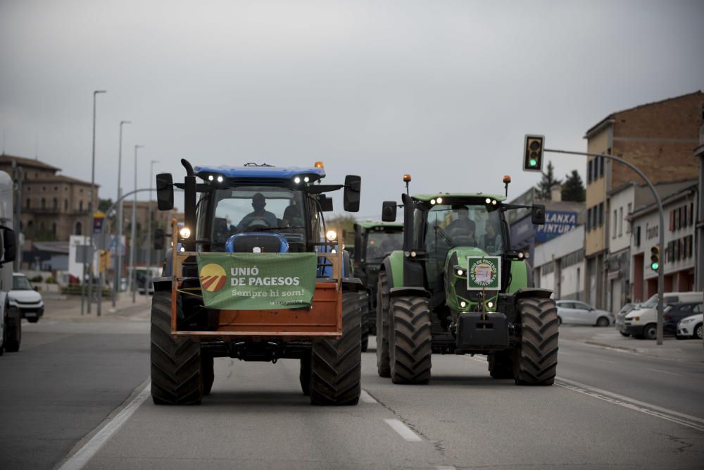 Una vintena de tractors encapçala la marxa lenta contra els macroprojectes de renovables