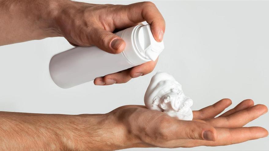 Los increíbles usos de la espuma de afeitar en la limpieza del hogar