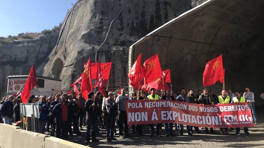 Protesta de hoy en el túnel del AVE en Cercedelo. // FdV