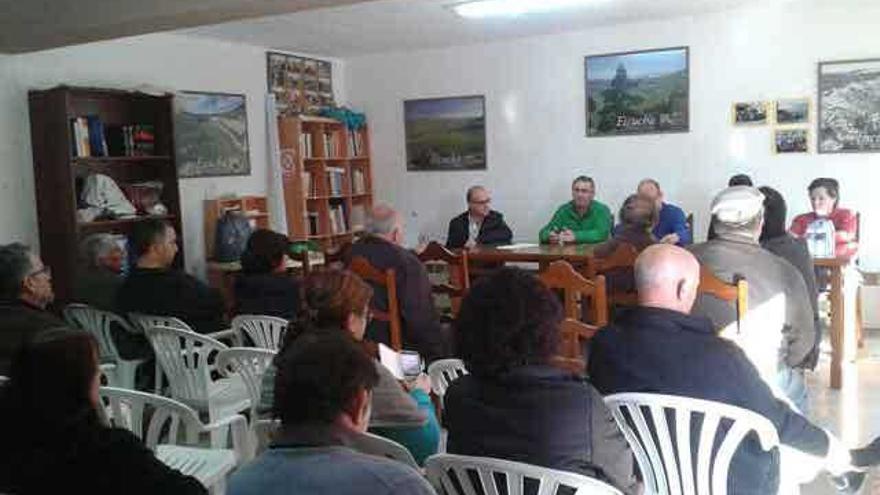 Asamblea vecinal celebrada ayer en Peleas de Abajo para decidir sobre la integración o no en el PP.