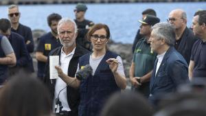 Los ministros de Sanidad, Mónica García (c); Interior, Fernando Grande Marlaska (d); y Política Territorial, Ángel Víctor Torres (i), este lunes en el puerto de Granadilla de Abona. EFE/Miguel Barreto. Amplía texto, añade texto, añade fotos y vídeos