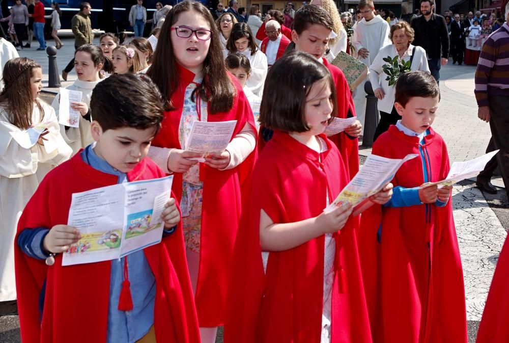 Procesión y bendición de los ramos en Gijón.