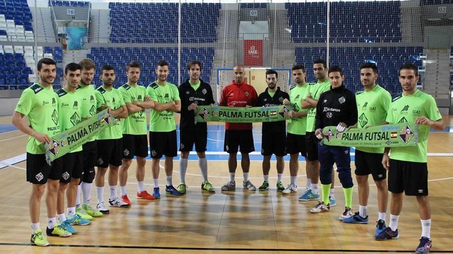 La plantilla del Palma Futsal posó ayer en el Palau, en la víspera de recibir al Barcelona.