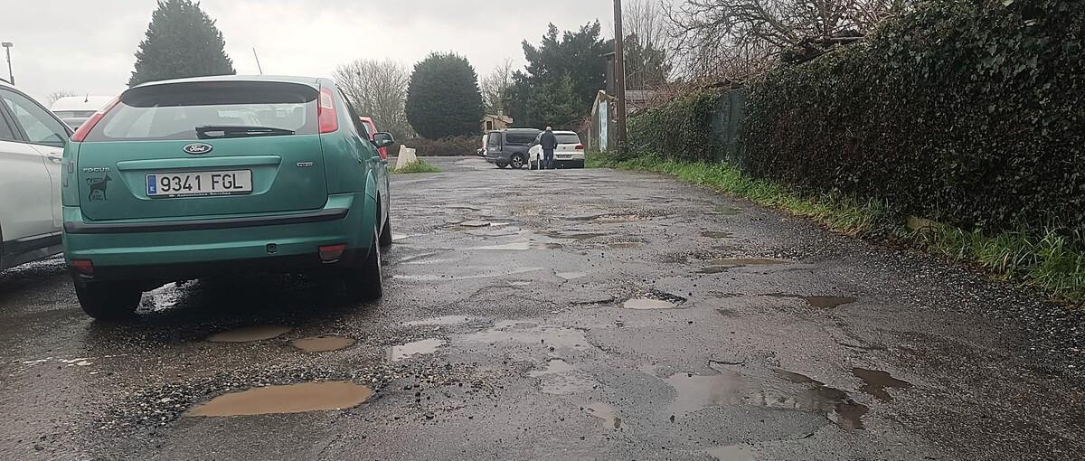 Estado del espacio para estacionar situado tras la base de la Policía Local