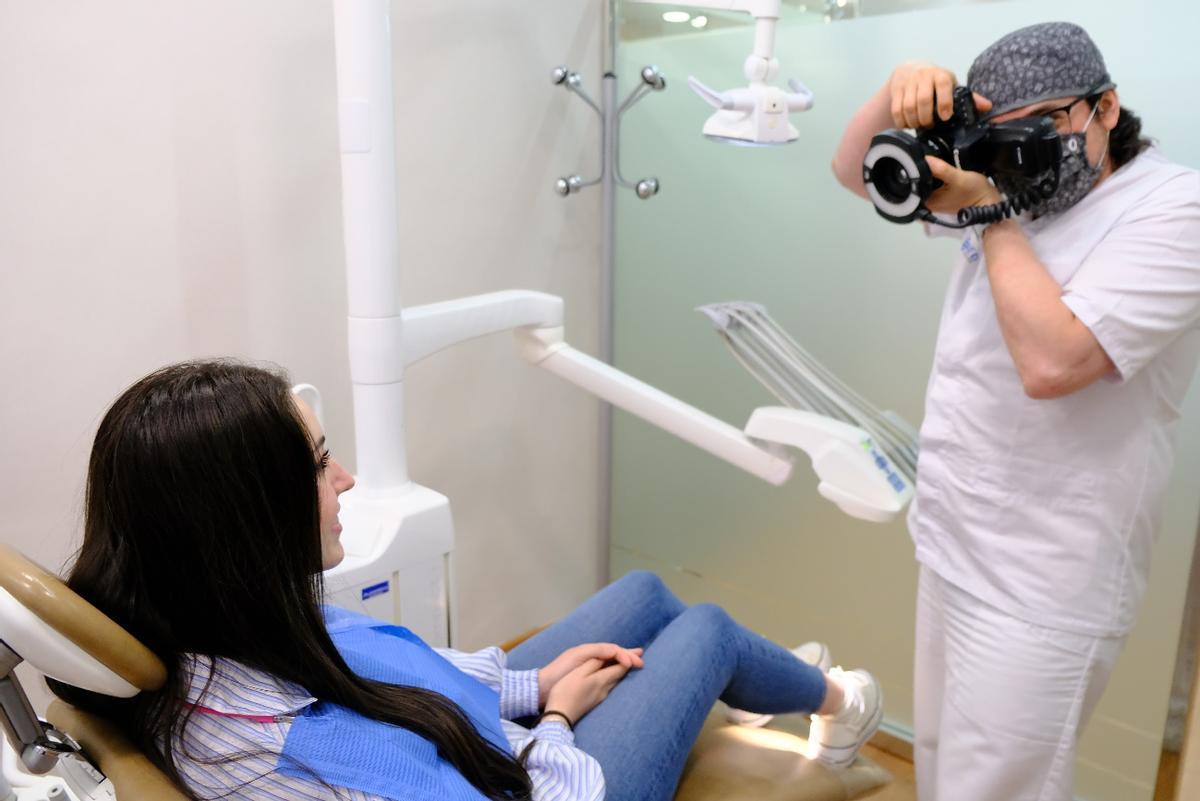 Dr. Oltra en su consulta de IMED Dental Levante, realizando estudio personalizado a la paciente.