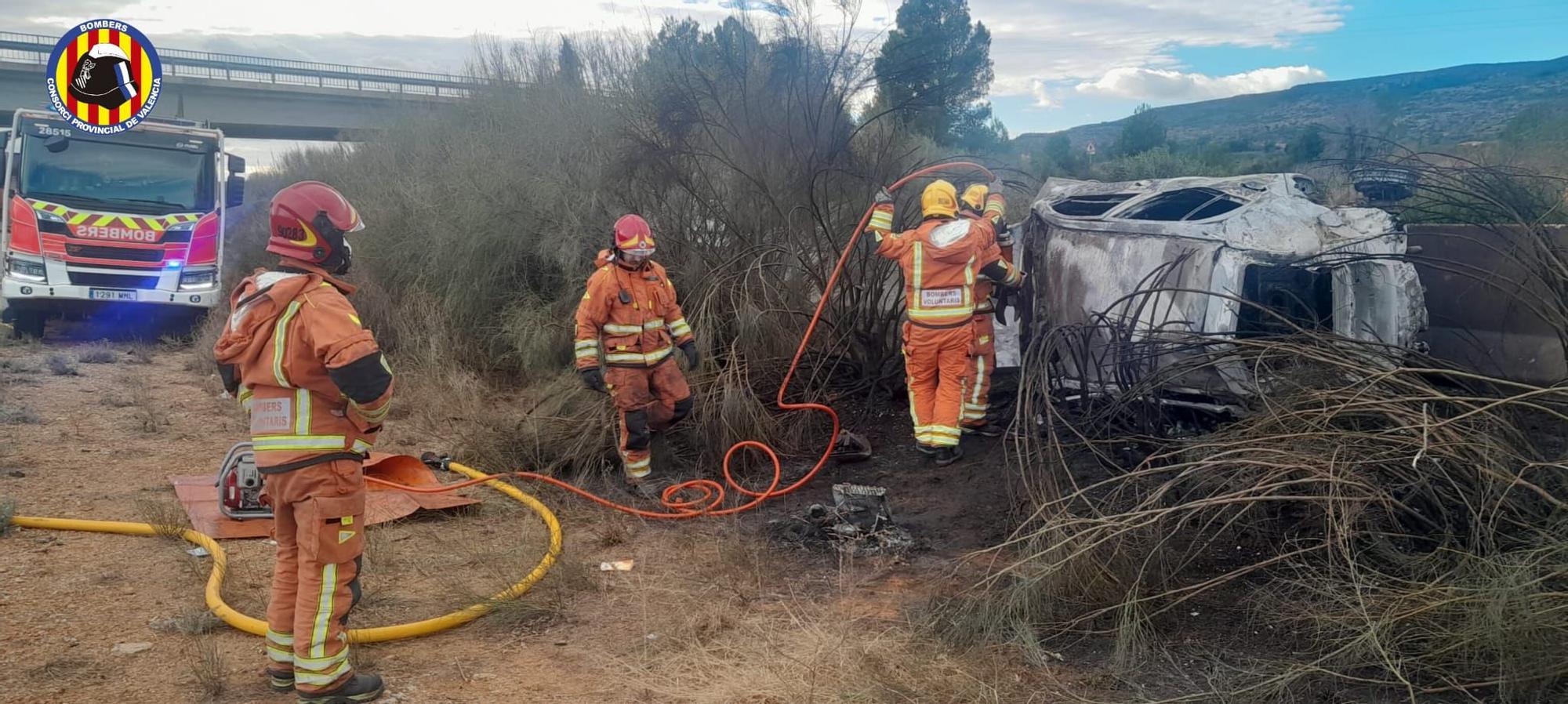 Un conductor fallece tras salirse de la vida e impactar contra la medianera en Vallada