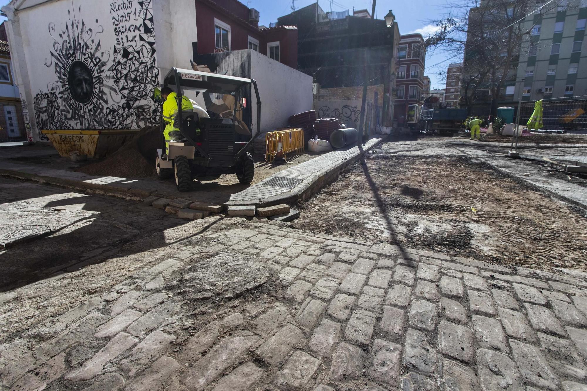 Las obras de la Plaza Calabuig sacan a la luz el antiguo adoquinado del Marítim