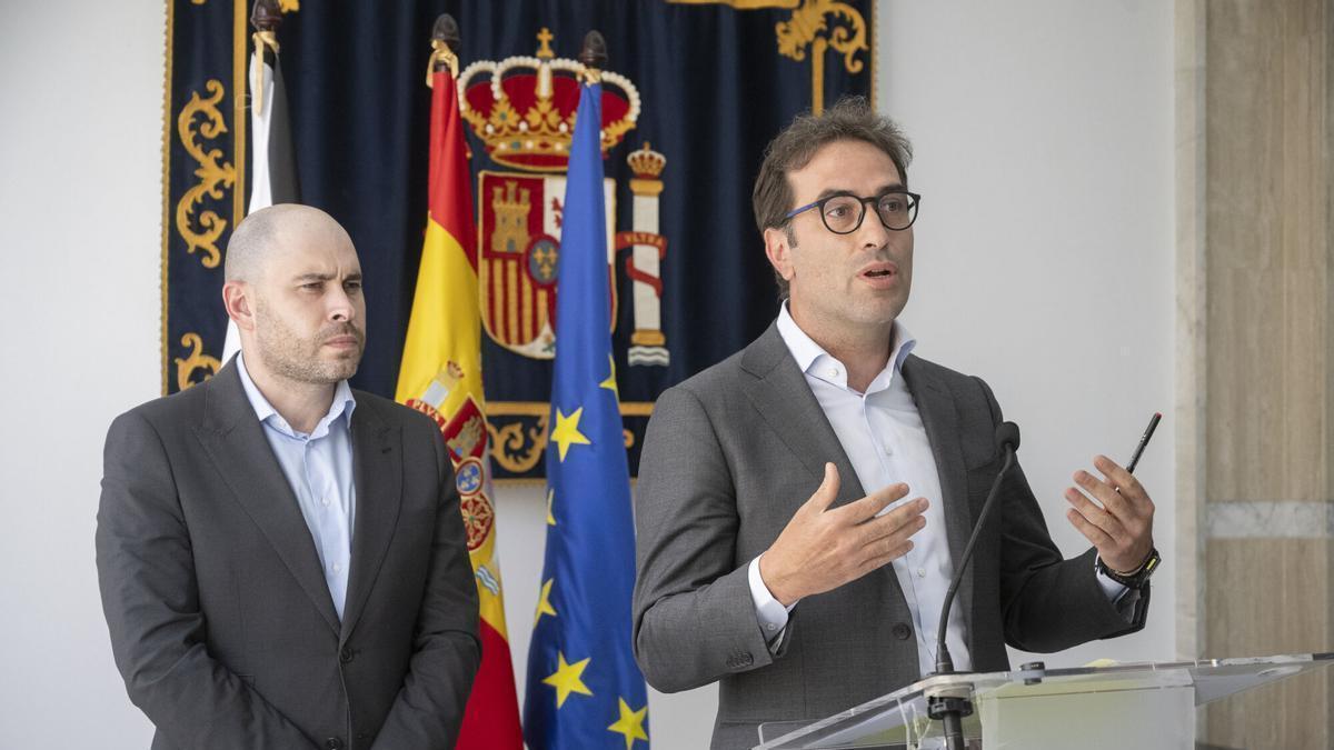 Pérez Triano, tras el vicepresiente Cuerpo.