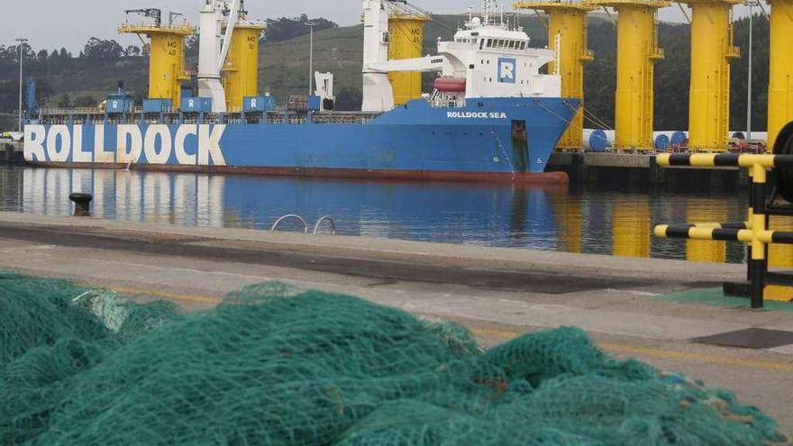 Dos de las piezas del proyecto Merkur, cargadas en el &quot;Rolldock Sea&quot;, en el muelle de Valliniello.