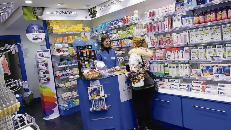 Una persona compra en el interior de una farmacia de Zamora.