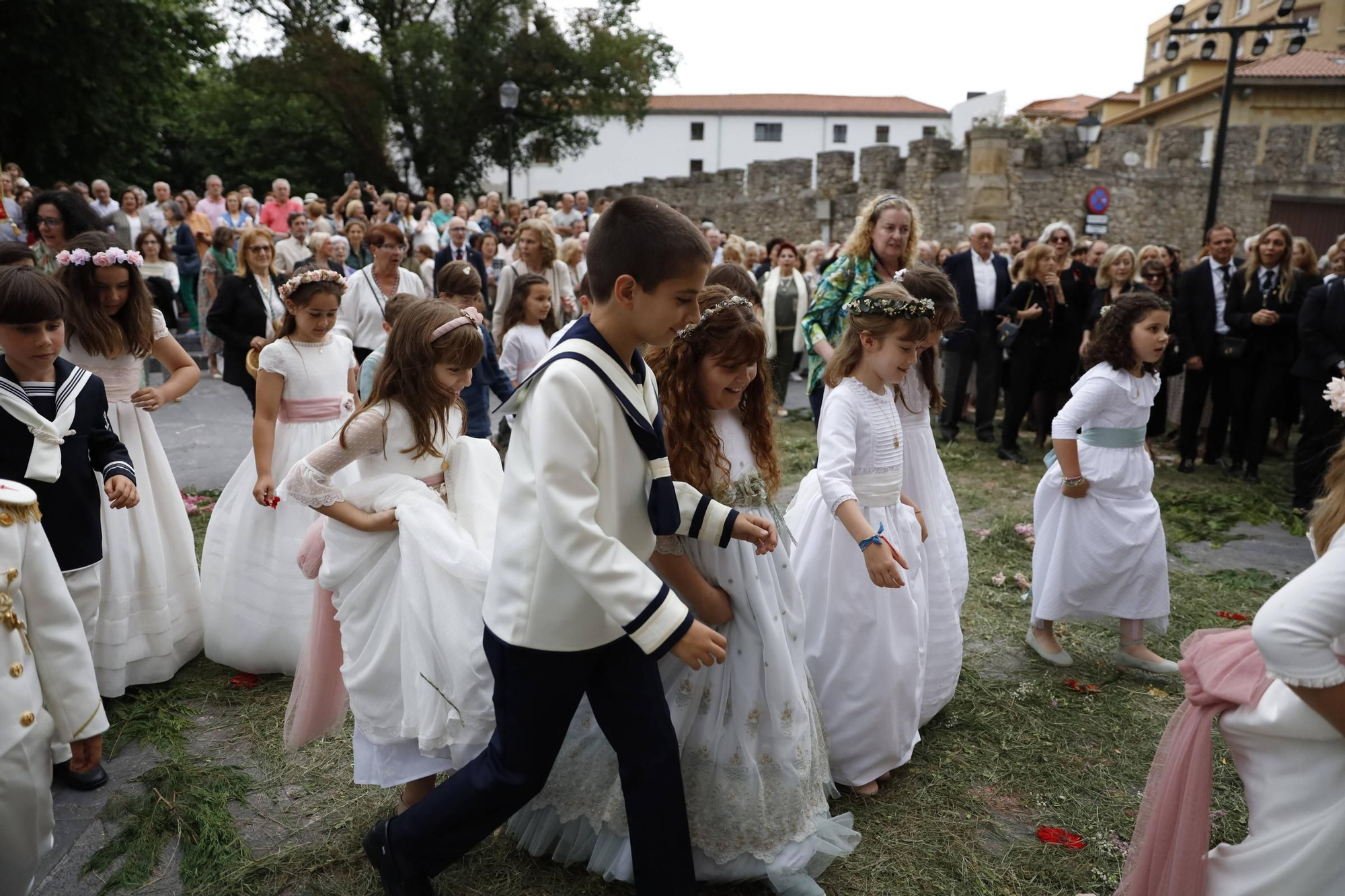 Pétalos, incienso, niños... así fue la procesión del Corpus Christi en Gijón (en imágenes)