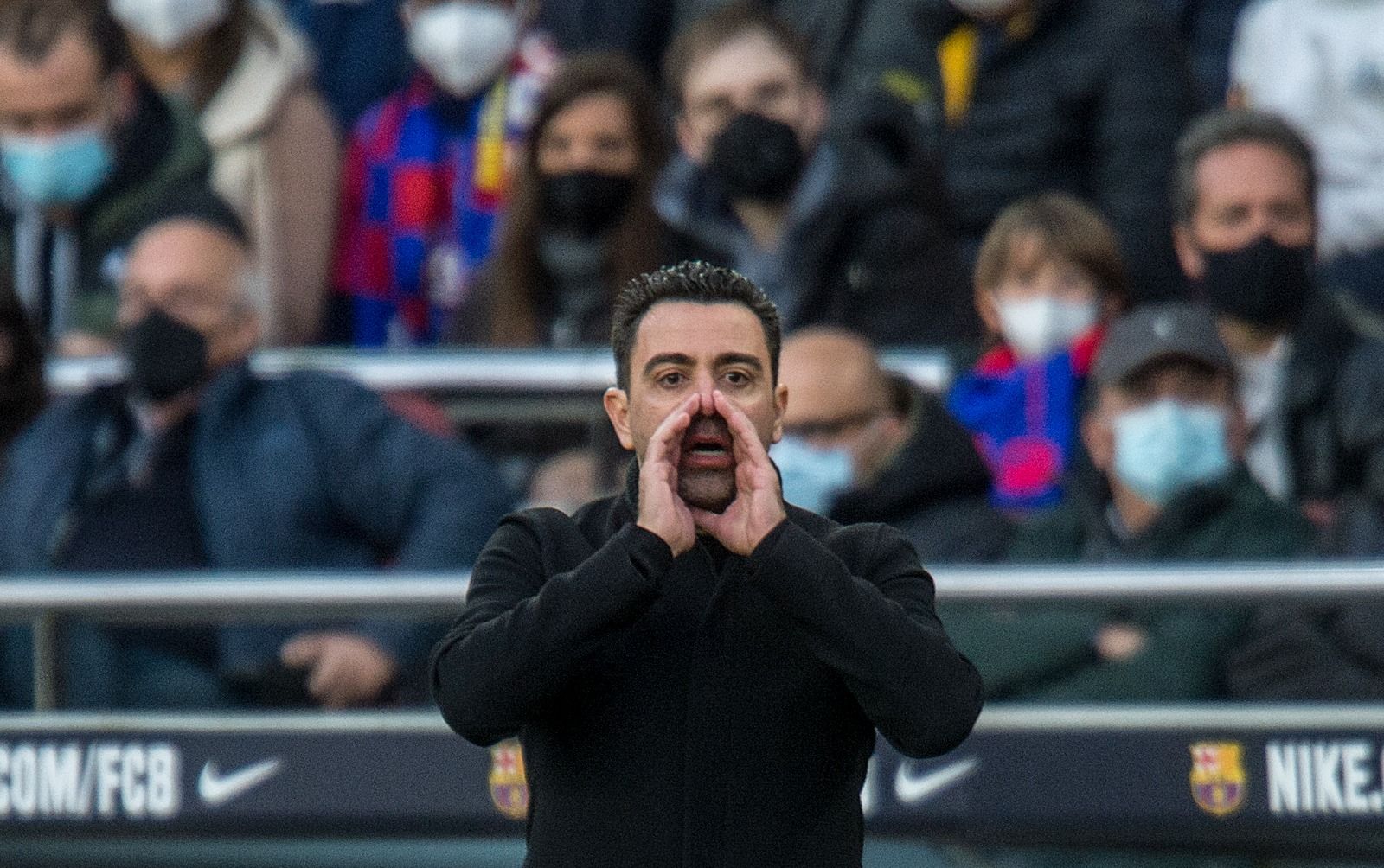 Xavi da instrucciones a sus jugadores en el Barça-Atlético del Camp Nou.