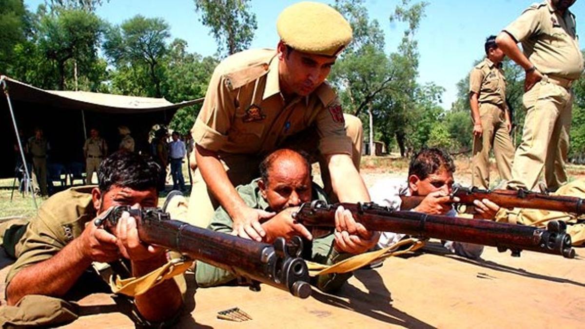 Un policia indi instrueix als integrants del Comitè de Defensa d’un poblat de Caixmir, en la frontera amb Pakistan.