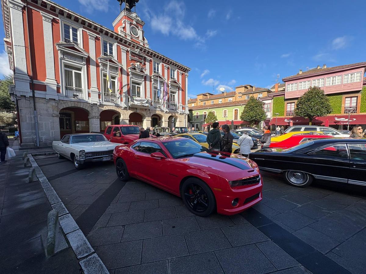 Concentración de coches clásicos americanos en Mieres