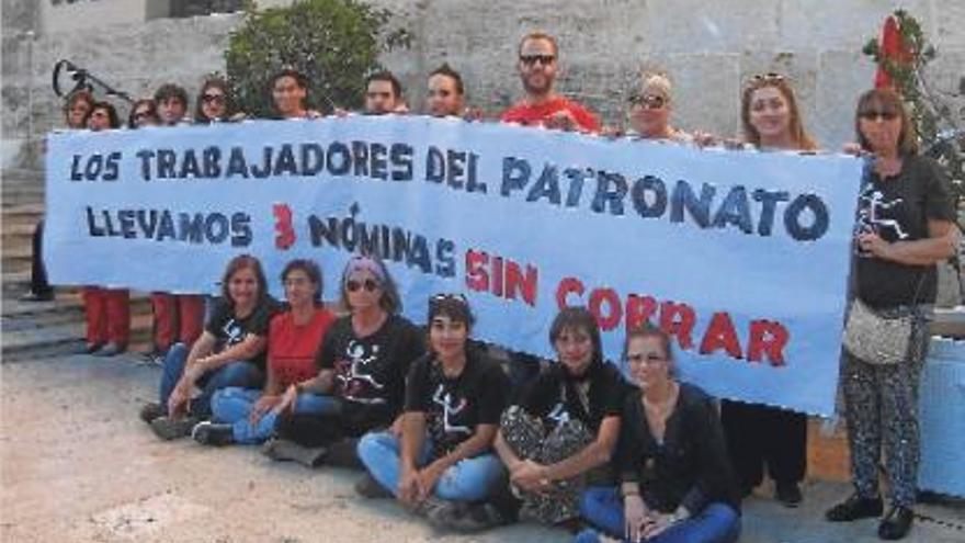 Los representantes del patronato Francisco Esteve, que promovieron la protesta.