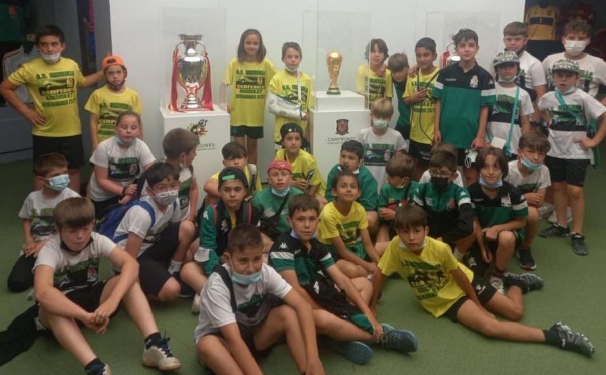 Un grupo de pequeños aficionados al fútbol, con varios trofeos. | Cedida