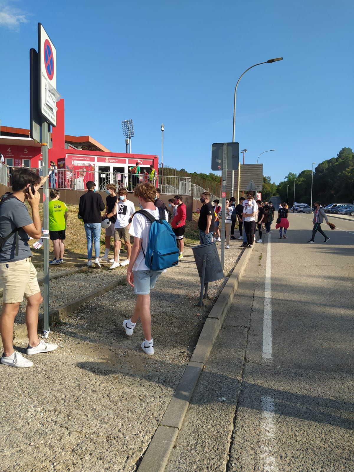 Cues a Montilivi en busca d'una entrada pel Girona-Almeria