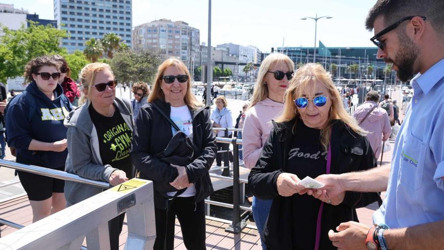 Visitantes de las Islas Cíes enseñan sus billetes al embarcar en el Puerto de Vigo. |   // PABLO HERNÁNDEZ GAMARRA