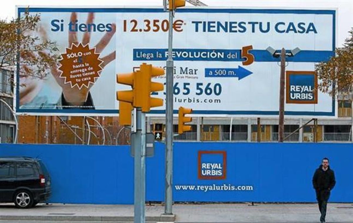 Anunci d’una promoció de pisos de Reyal Urbis a Barcelona.