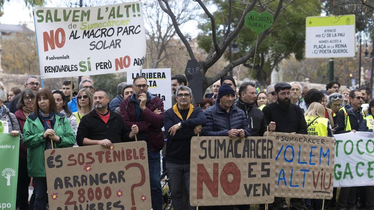 Agricultores de Sumacàrcer en la protesta del sábado en València para mostrar su rechazo a la central que ocupará el paraje de l'Alt.