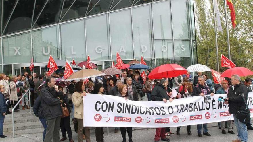 Reciente protesta sindical ante el nuevo edificio judicial. // Iñaki Osorio