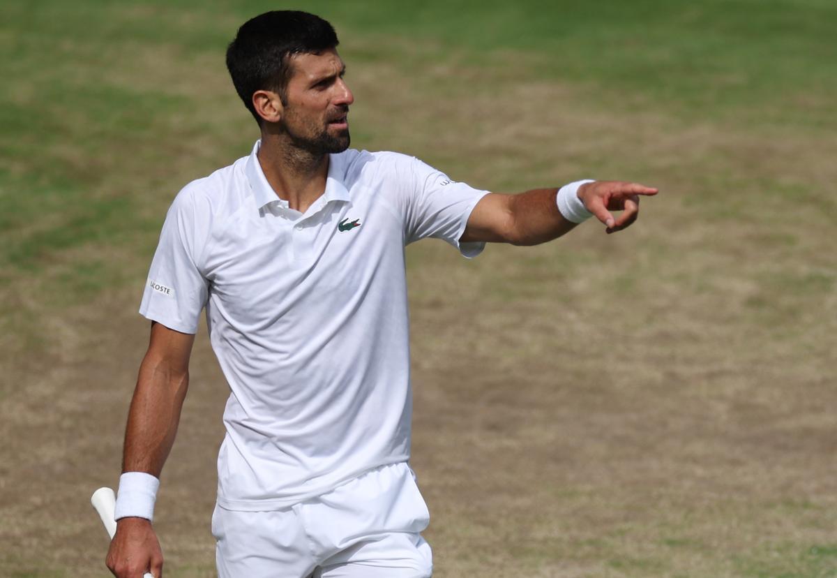 Wimbledon (United Kingdom), 16/07/2023.- Novak Djokovic of Serbia in action during the Men’s Singles final match against Carlos Alcaraz of Spain at the Wimbledon Championships, Wimbledon, Britain, 16 July 2023. (Tenis, España, Reino Unido) EFE/EPA/ISABEL INFANTES EDITORIAL USE ONLY