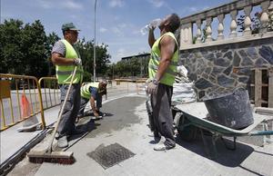 Treballadors de la construcció en una obra a Barcelona.