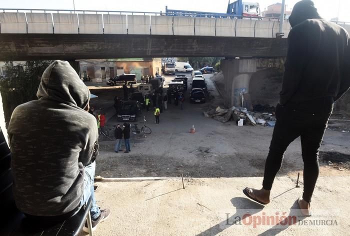 Tensión en San Pío X durante el desalojo de okupas en un edificio abandonado