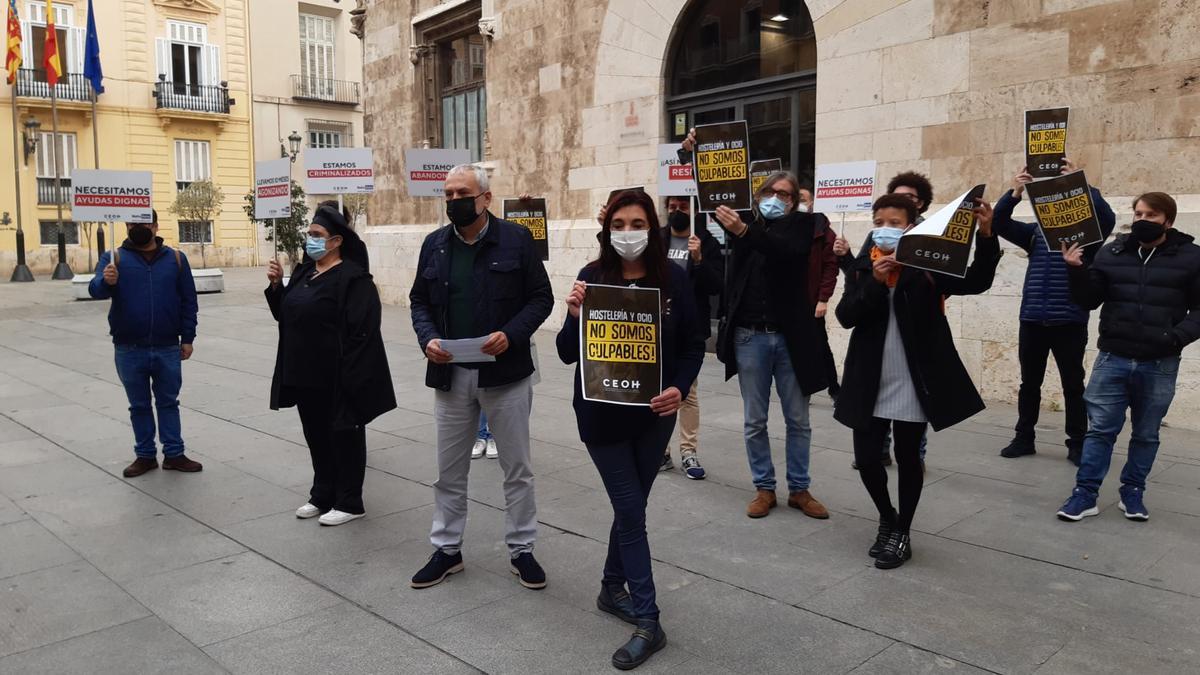 Imagen de la concentración de hosteleros esta mañana ante el Palau de la Generalitat