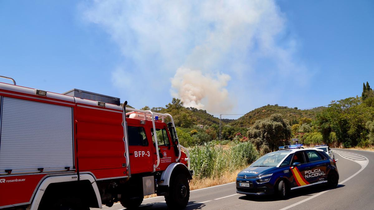 Bomberos y Policía Nacional trabajan en el incendio del Lagar de la Cruz de Córdoba.