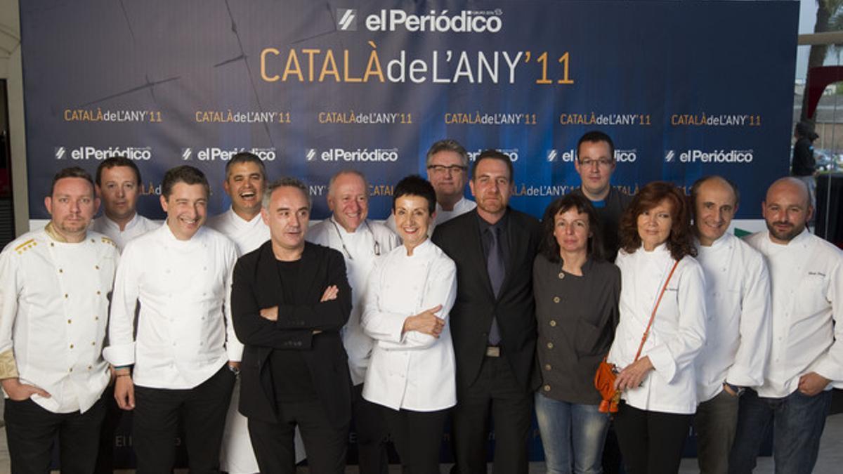 El director de EL PERIÓDICO, Enric Hernàndez, con los cocineros del Sopar de l'Any.