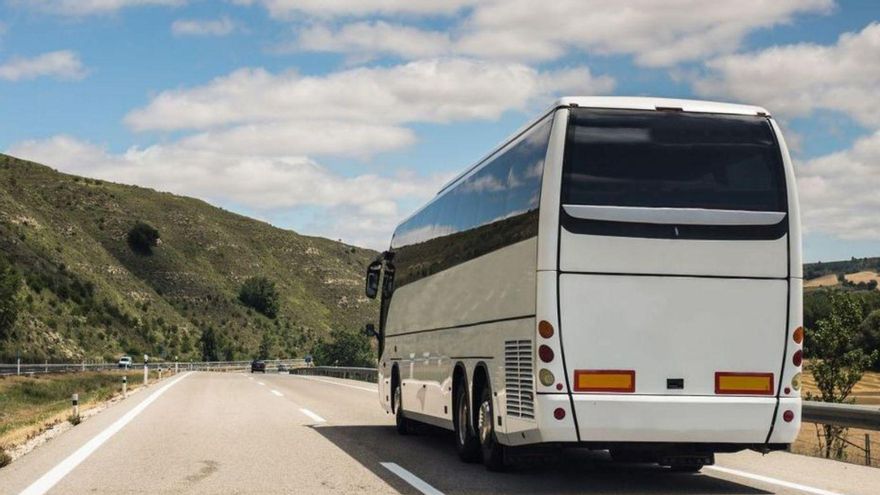Un autobús de transporte público en ruta. | EUROPA PRESS