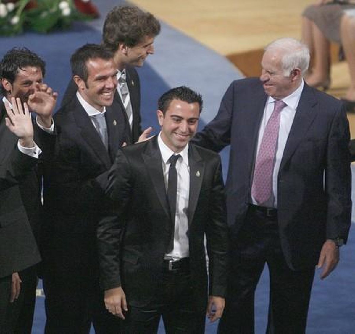Els integrants de la selecció espanyola de futbol Joan Capdevila, Carlos Marchena, Fernando Llorente, Xavi Hernández i l’exentrenador Luis Aragonés, després de recollir el premi Príncep d’Astúries dels esports el 2010.