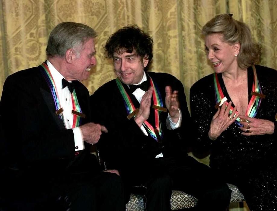 Bob Dylan, junto a la actriz Lauren Bacall, en la entrega del Premio Polar Prize, el Nobel de la Música, en Estocolmo en el año 2000.