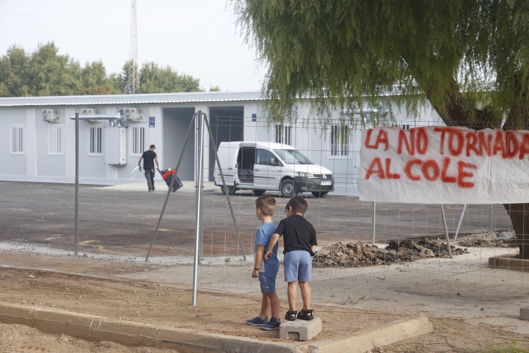 Vuelta al colegio en Massanassa con protestas de las AMPA y operarios aún trabajando
