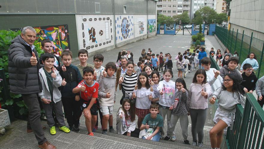 El alumnado del Mestre Vide, posando ayer feliz con el regreso a las aulas.