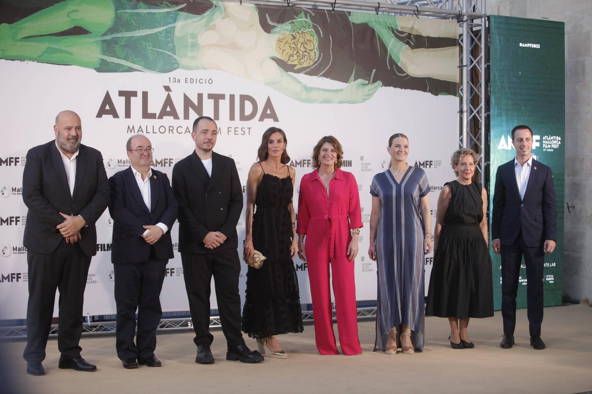 La reina Letizia e Irène Jacob posan con el ministro de Cultura, Miquel Iceta, y autoridades locales.