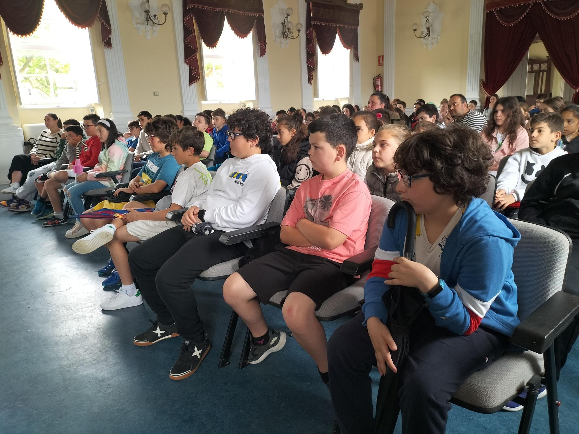 Así fue la visita que los "jefes" del aeropuerto dedicaron a los alumnos de la comarca Oscos-Eo