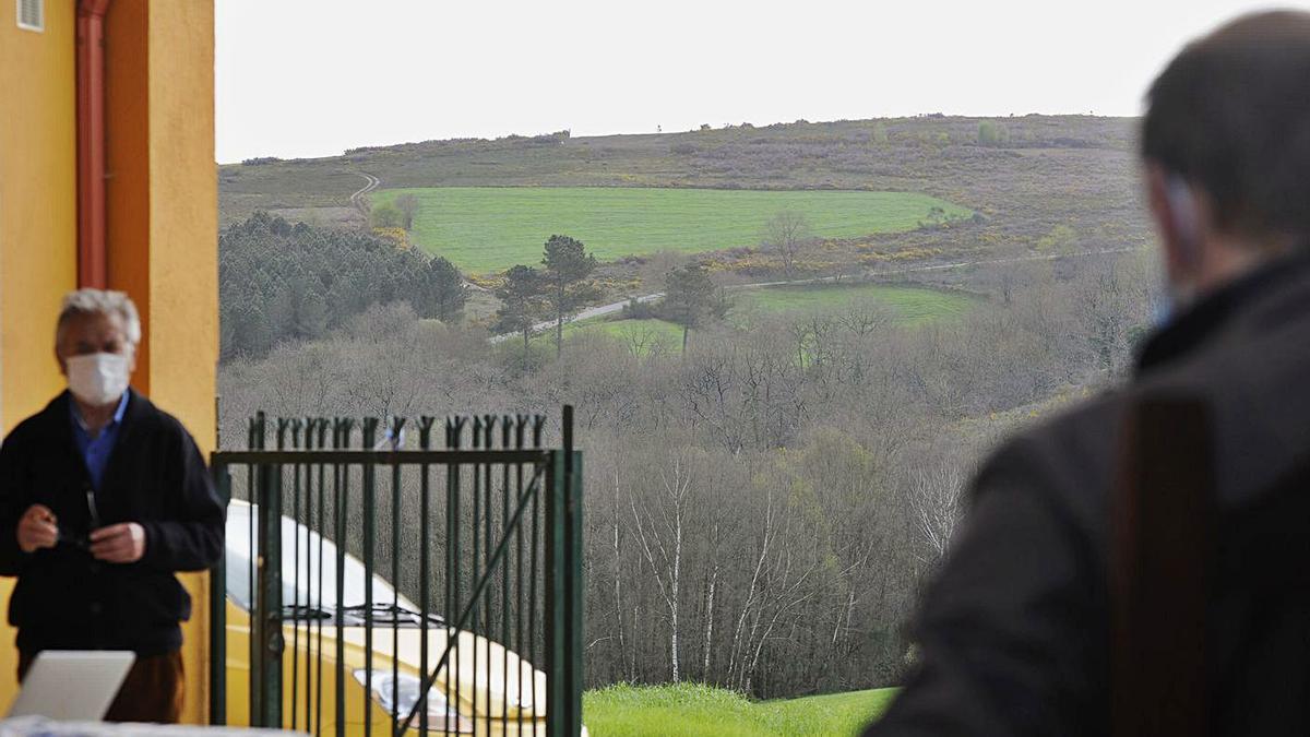 Vista del Monte dos Porcallos, donde está previsto colocar diez aerogeneradores. |  // BERNABÉ/JAVIER LALÍN