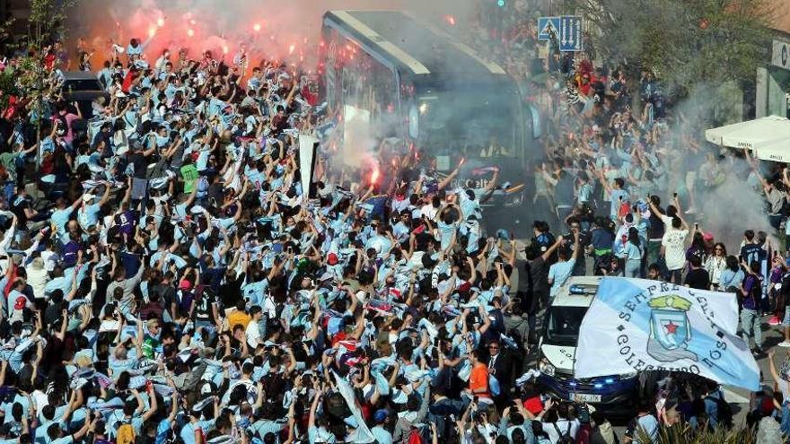 Los aficionados se arremolinan alrededor del autobús del equipo el pasado sábado. // Marta G. Brea