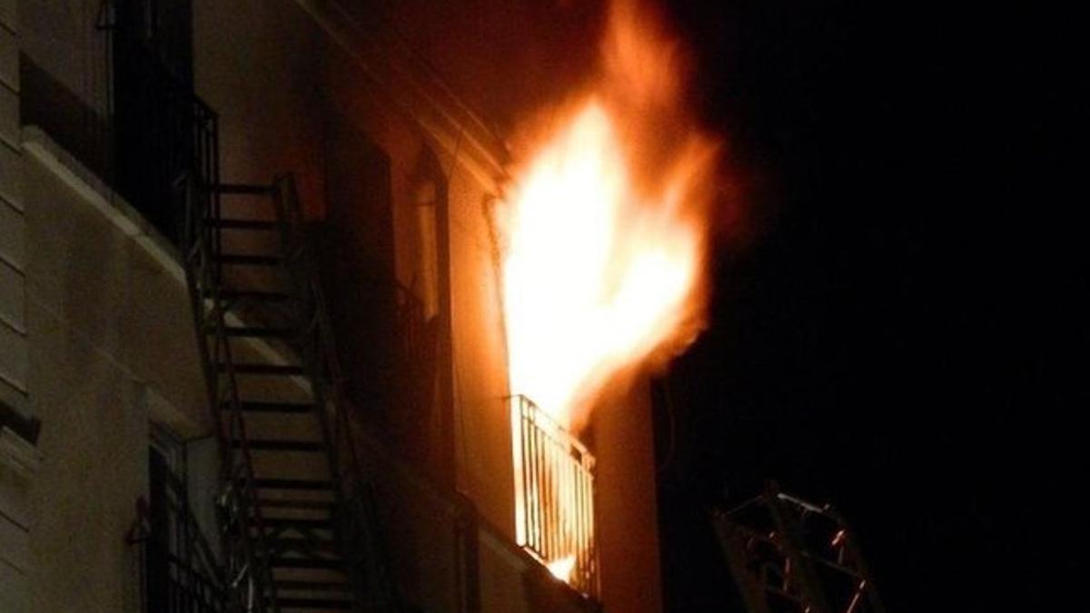 Imagen de las fuertes llamas del incendio de París saliendo por una ventana del edificio.