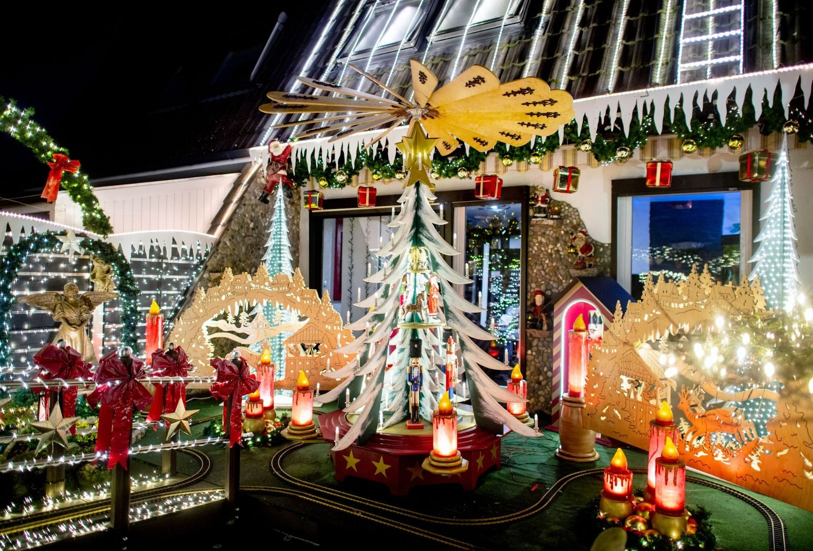 Numerosas luces iluminan la casa de la familia Borchart, decorada con motivos navideños. Desde el inicio del Adviento hasta el final del año, la casa de la familia brilla con adornos navideños y unas 60.000 luces.