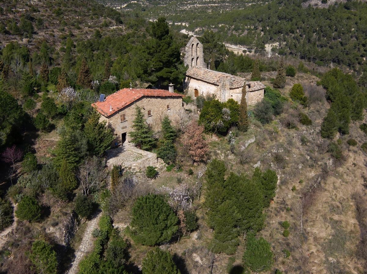 Vista aèria del conjunt de Vallhonesta amb l’ermita de Sant Pere al fons