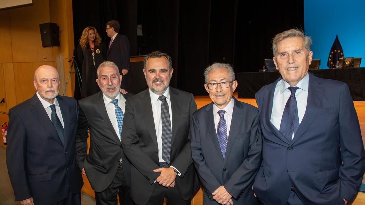 De izquierda a derecha, los colegiados homenajeados que celebran 50 años en el ICALI Luis Miguel Collado, José Pedro Calvo, Ignacio Gally, decano del ICALI; Ángel Luna y Emilio Martínez López-Puigcerver.