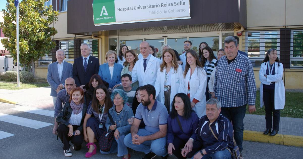María Jesús Botella, Francisco Triviño, Rafael Casaño, Blanca Fernández-Capel y Juan Guijo, junto al resto de profesionales y pacientes.