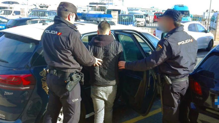 Dos agentes detienen al joven de 19 años