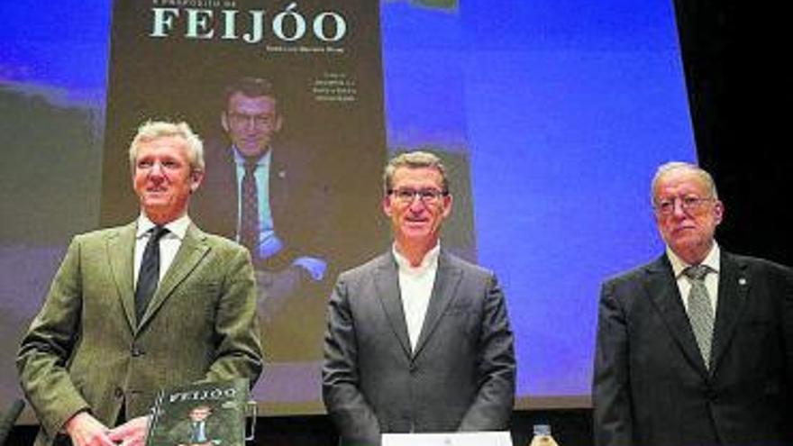 El actual presidente, Alfonso Rueda, con Núñez Feijóo en la presentación del libro ‘A propósito de Feijóo’, que firma el exvicepresidente de la Xunta Xosé Luis Barreiro Rivas.   | // XOÁN ÁLVAREZ