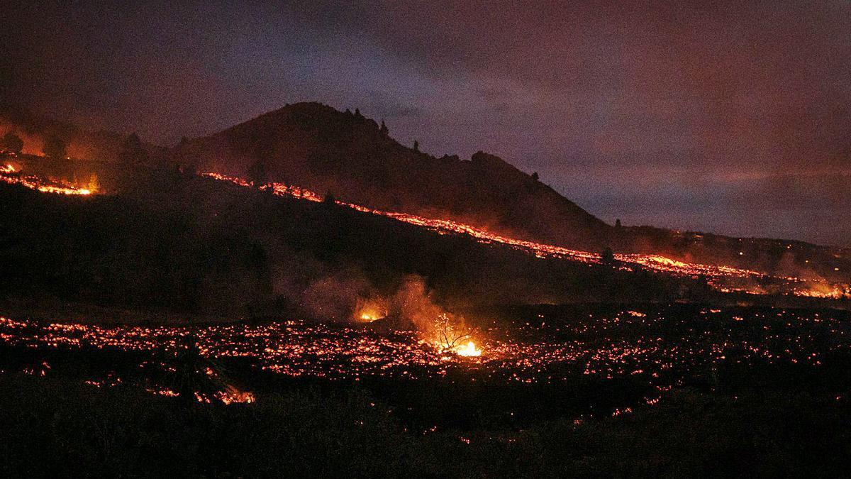 Panorámica del recorrido de los ríos de lava horas después de que se produjeran las erupciones en Cabeza de Vaca, en la vertiente suroeste de La Palma.